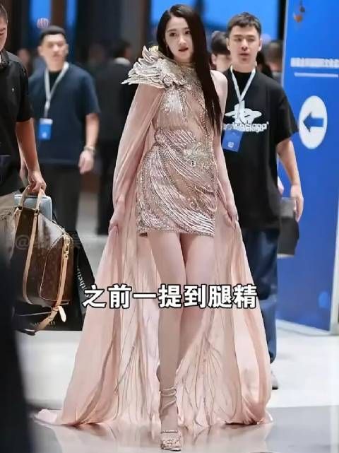 本以为关晓彤腿就够绝了,不料在这位的面前,她竟也是小巫见大巫了