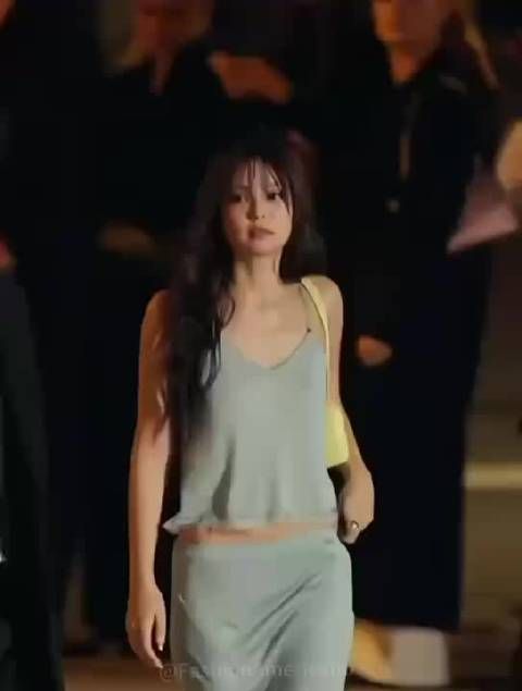 Jennie压轴出场!太有气质了,这简直就是缪斯!