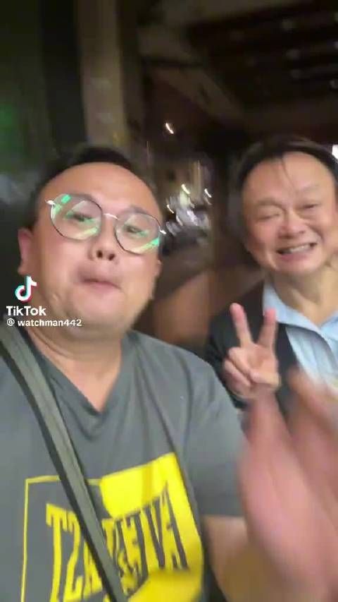 台湾省网民路遇王世坚,拉着他配口型来了一首最近爆火的《没出息》