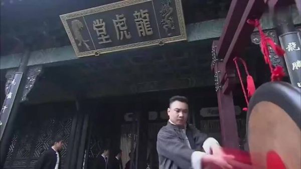 岳父瞧不起女婿要轰他出门,怎料听到他的名字后,脸色变了