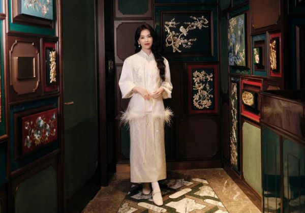 搜狐娱乐讯 8日，刘涛在社交平台上更新美照，并配文称：“记录一帧光景，遇见一场东方雅韵。”