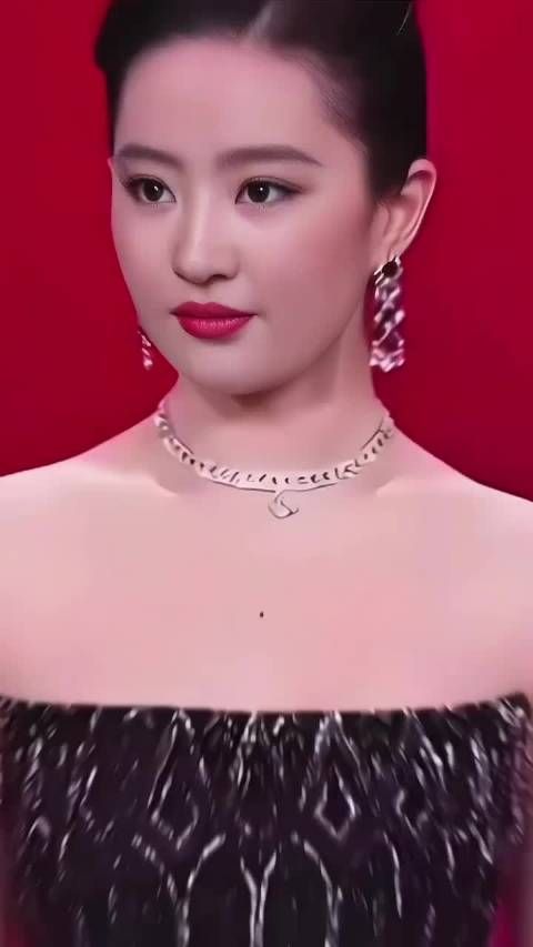 盘点刘亦菲绝美镜头,小香肩嫩白,事业线傲人,女人味十足好哇塞