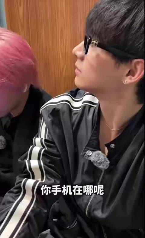 姚琛高铁直播帮阿姨找回手机