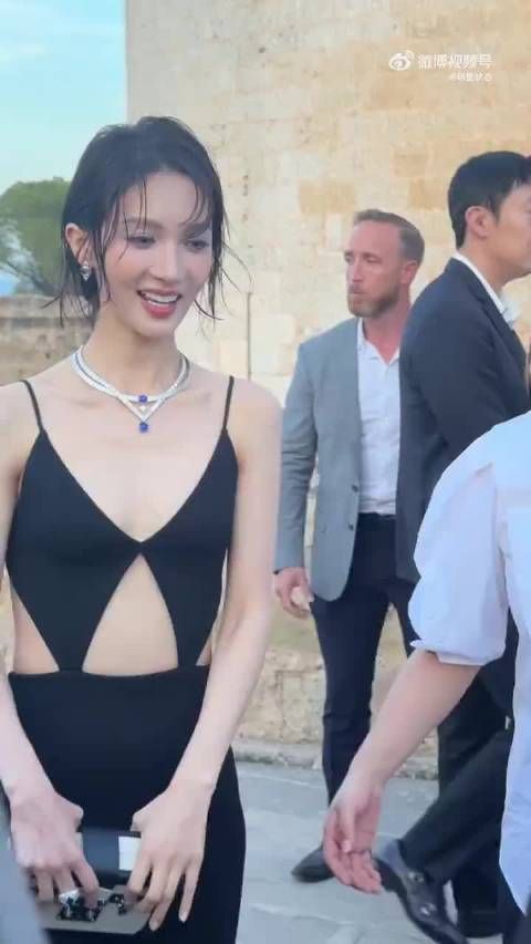 金晨明知道身材不好,为什么还要穿这种衣服,不尴尬吗?