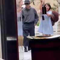 胡歌夫妻选别墅！黄曦宁素面穿短裙像孕妇，网传二胎儿子已出生