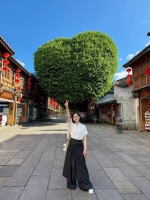 陈数分享悠然假日生活！逛街散步拍美照状态轻盈，笑容明媚心情佳