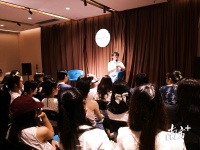 脱口秀演员小佳携新书到汕头：“蜉蝣直上”，照见生活