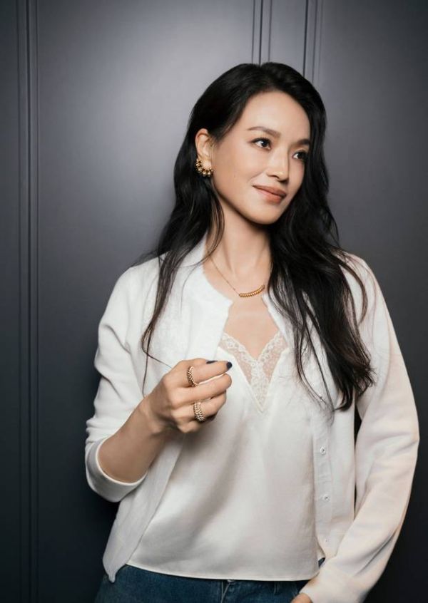 舒淇长发披肩，下颌线精致。