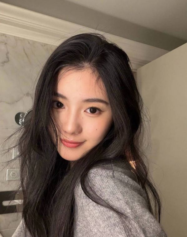搜狐娱乐讯 近日，刘浩存在社交平台分享一组生活照。图中，她穿灰色毛衣，长发微乱，五官精致甜美。