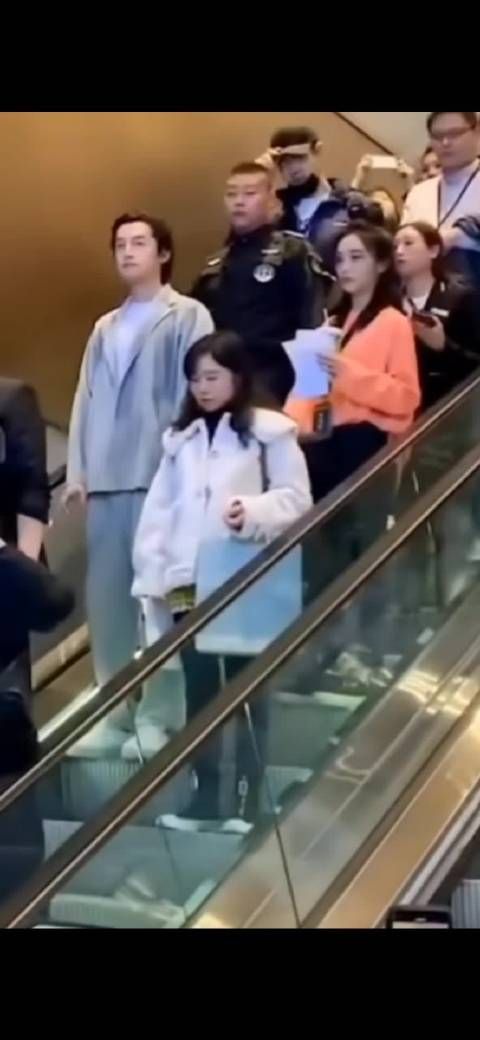 胡歌妻子黄曦宁三年生两娃细心照顾家庭