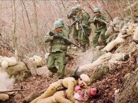 女兵装死，不料美军突然朝尸体挨个补枪，她该怎么办