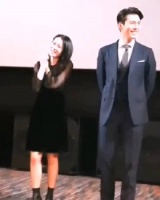 当爱在慢慢的靠近，一脸娇羞的看向老公