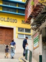 朱丹8年防线崩溃，女儿正脸照输给一张沙发