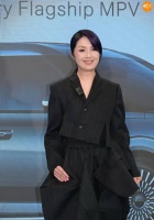 杨千嬅术后首现身 称已顺利完成小手术正休养