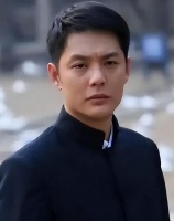 他一婚娶学妹，二婚娶歌手，如今52岁又凭《沉默的荣耀》再次爆火