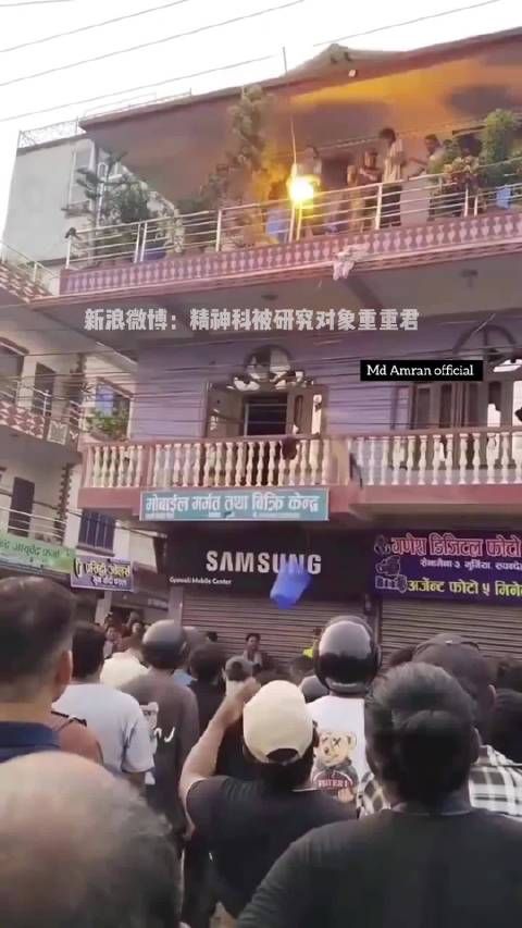 都电坏了,楼下的人还欢呼!