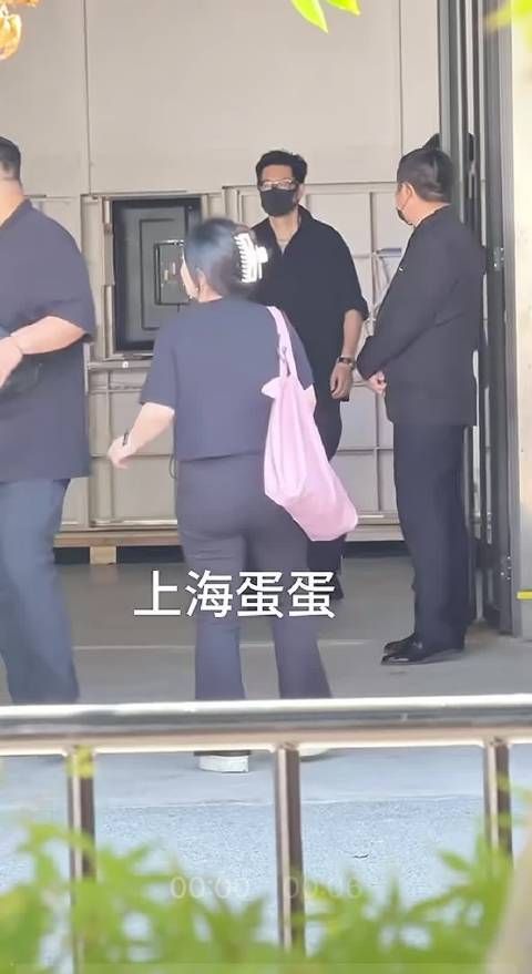 张凌赫生图路透,前面戴口罩的有点抢镜