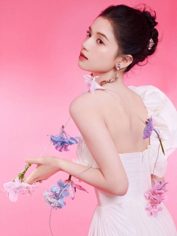 张婧仪身穿白色单肩礼服。