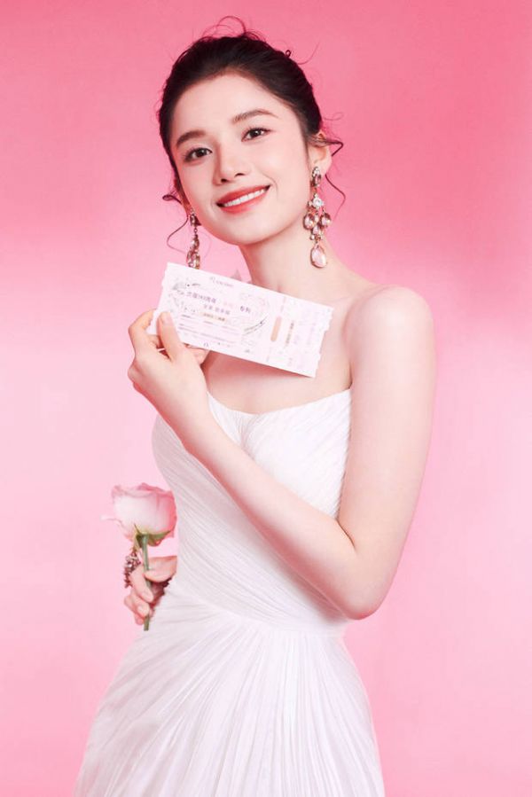 张婧仪五官精致。