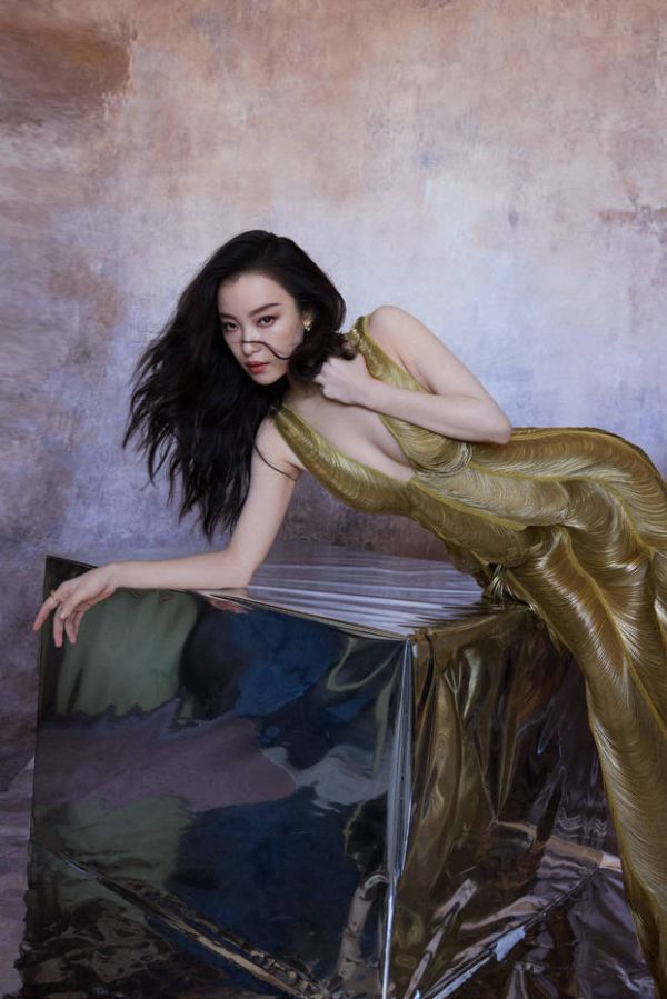 倪妮美艳魅惑。