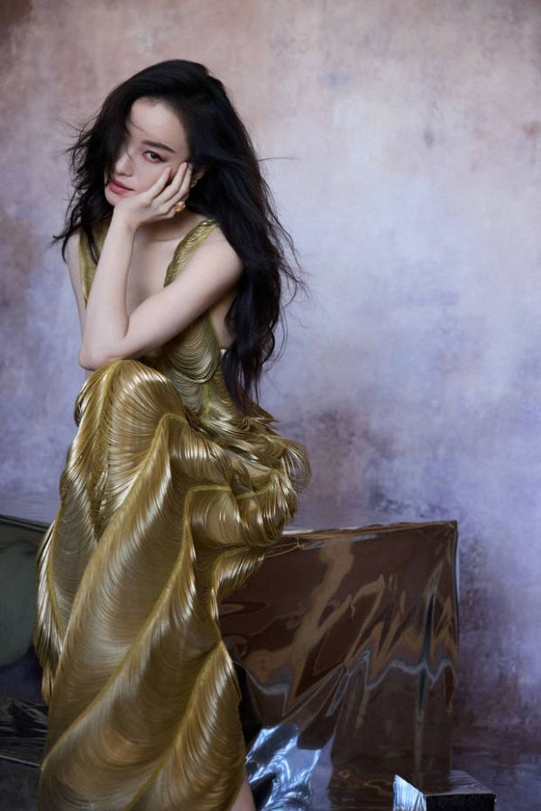 倪妮锁骨诱人。