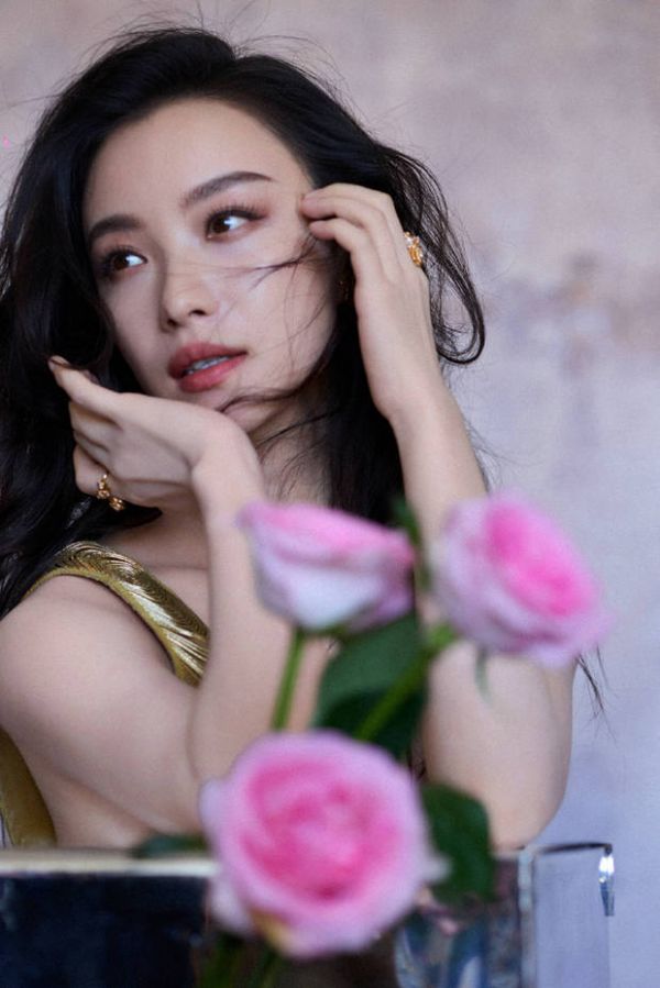 倪妮眼神故事感十足。