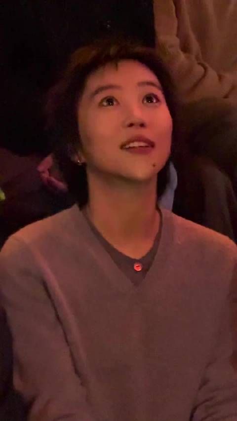 窦靖童短发造型亮相,极简穿搭诠释自我态度
