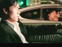 男人只是没有礼让后方来车，就遭到对方挑衅