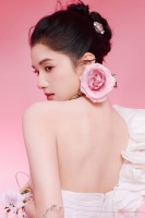 张婧仪穿白色长裙秀美背 甜美明媚灵动俏皮