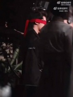 单手解开红色丝带，动作慵懒又凌厉，丝带滑落瞬间，战神气质尽显！