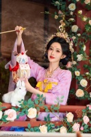 “国民女神”孟子义！额间花钿手捧玉兔，这才是东方古典美天花板