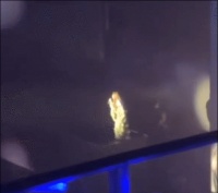 2米高台直坠！41岁张靓颖生日演唱会摔出尖叫，爬起笑称 “老当益壮”