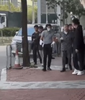 74岁刘銮雄罕见露面，穿睡衣出行气场全开，逛国产车店当场下单