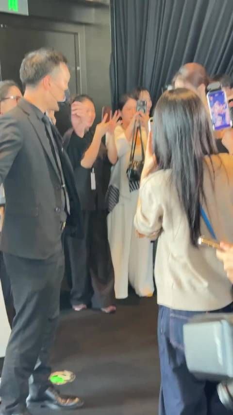徐璐肉色拖地长裙出席活动好惊艳！这身材好性.感啊！