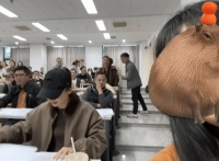 北大考场偶遇戚薇：戴黑帽笑容温柔，行事风格十分低调