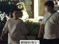 阚清子孕晚期与老公悠闲散步！步履从容状态佳，幸福临门画面温馨