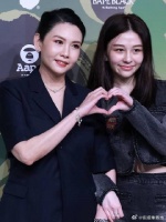 邱淑贞携女沈月亮相上海大秀，母女比心互动
