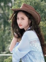 沈月穿牛仔套装自由潇洒 风中浅笑活力十足