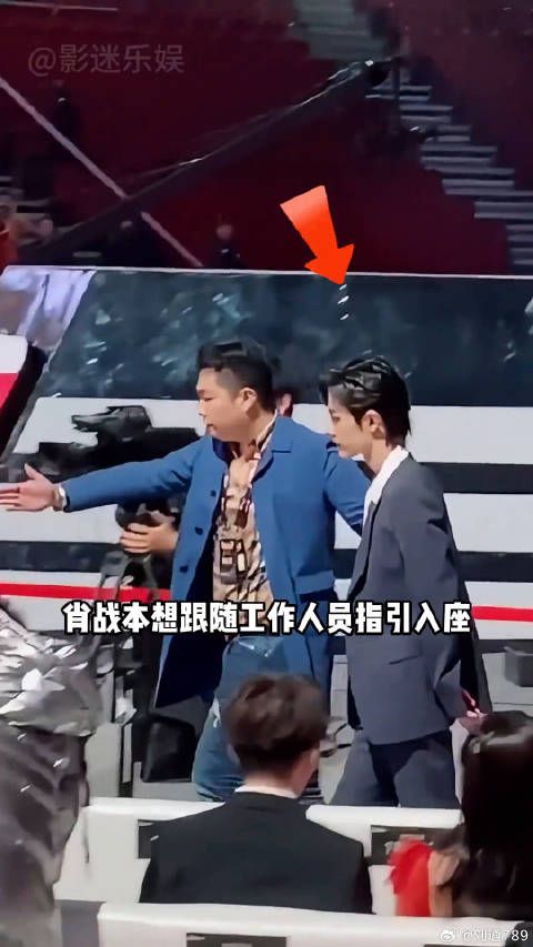 颁奖礼候场区现明星百态，杨紫受追捧蒋奇明遭冷落