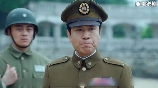 吴石阻止士兵射杀游向大陆的小敏,哭诉她只想回家