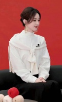 赵丽颖白色上衣气质温婉 戴爱心耳环高贵时尚