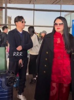 李湘王岳伦为女儿庆生后回国，两人机场大方任媒体拍照