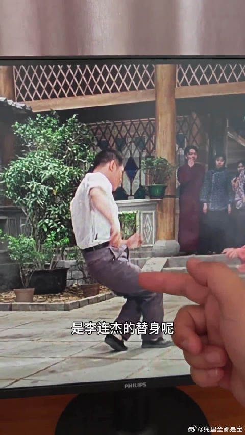 电影《精武英雄》,李连杰踢钱小豪这段其实是假的,而是这样拍摄的