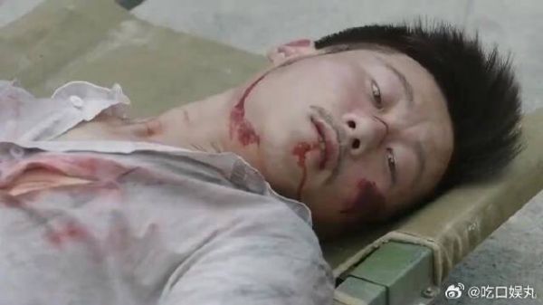 汉奸临死认出卧底,正要开口指认,鬼子一枪毙了他