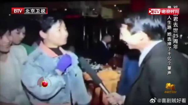 1984年的演唱会上,邓丽君顽皮地用乡音,和观众互动