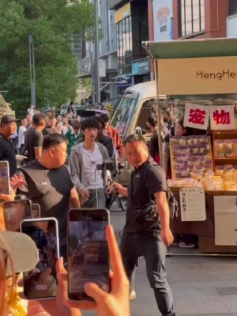 秦昊带伊能静儿子录节目,这对继父子感情好