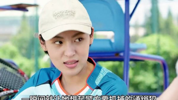 女警察发现同学的纹身跟通缉犯的很像,于是立即将这情况反应给赵队