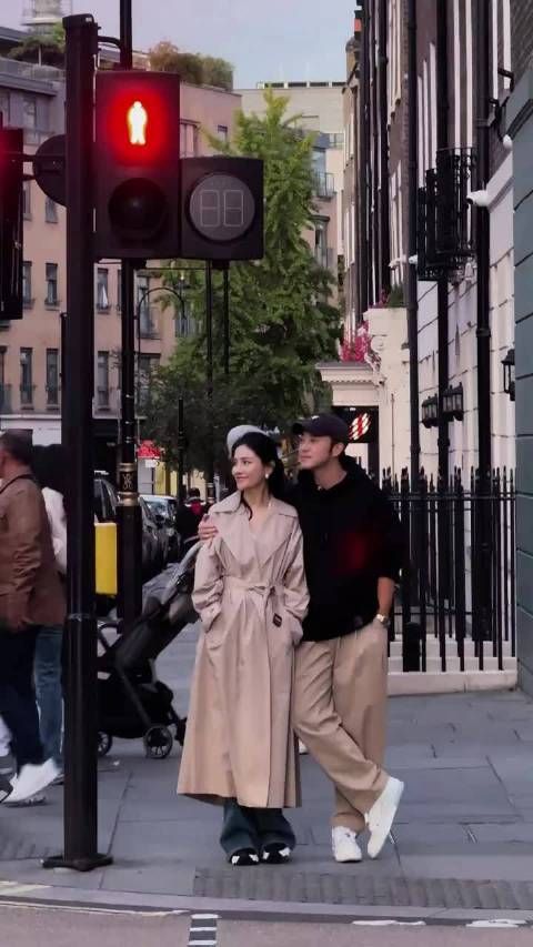 沙溢胡可结婚15年甜蜜依旧，过马路如港风大片