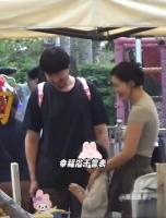 娱乐圈一股清流！王传君齐溪带娃照流出，细节暴露家庭真实地位