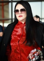 49岁李湘机场照体重失控，网友调侃像一座山，年轻时美若天仙